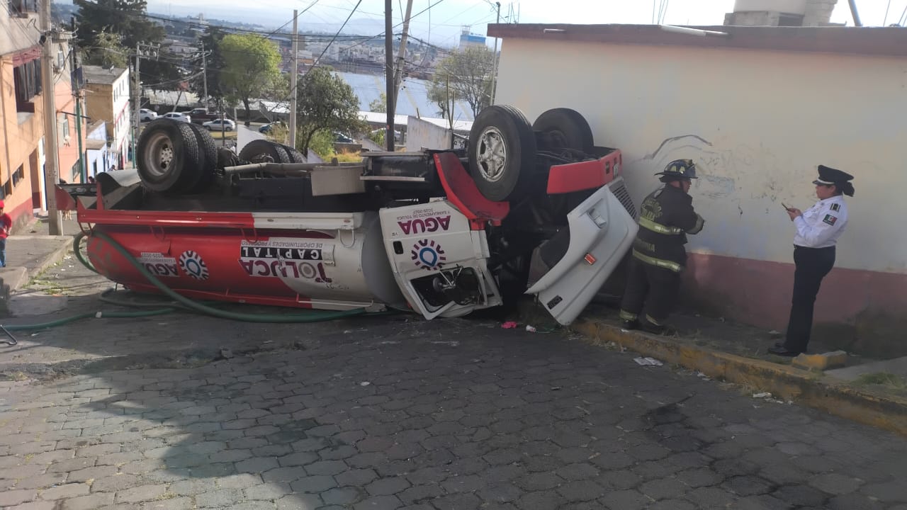 Operador de pipa de agua pierde el control y vuelca en pronunciada ...