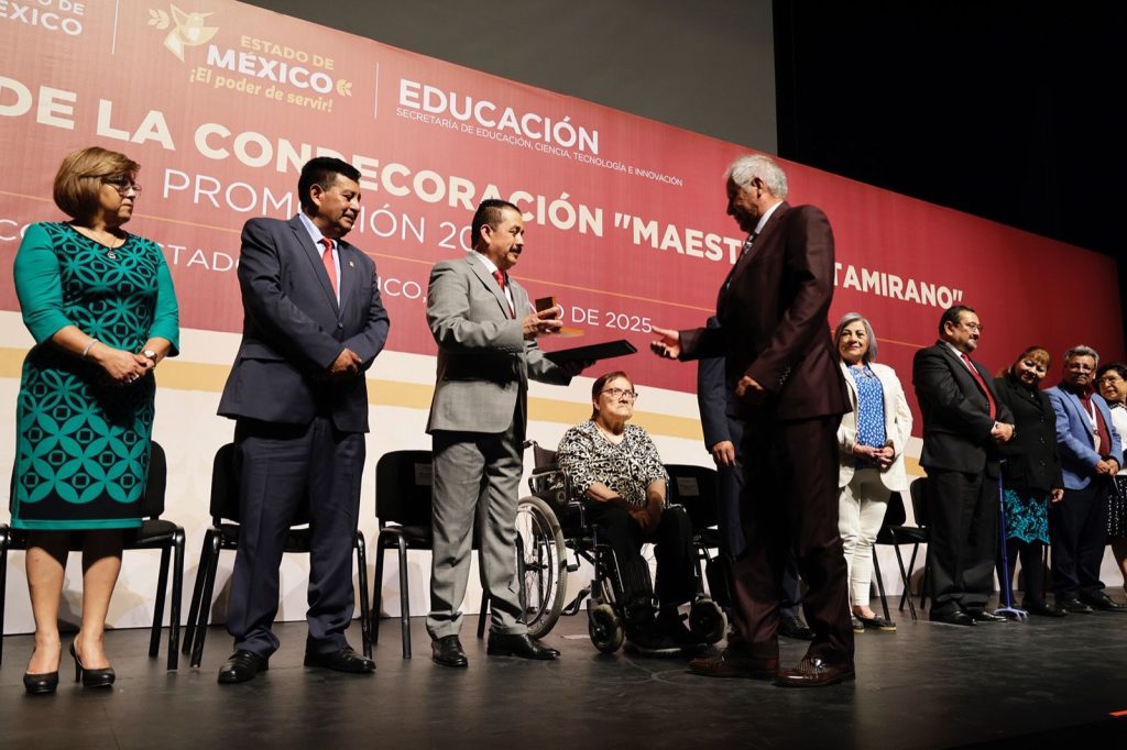 Celebra-Edomex-a-docentes-ejemplares-con-40-anos-de-ensenanza-continua-1024x682