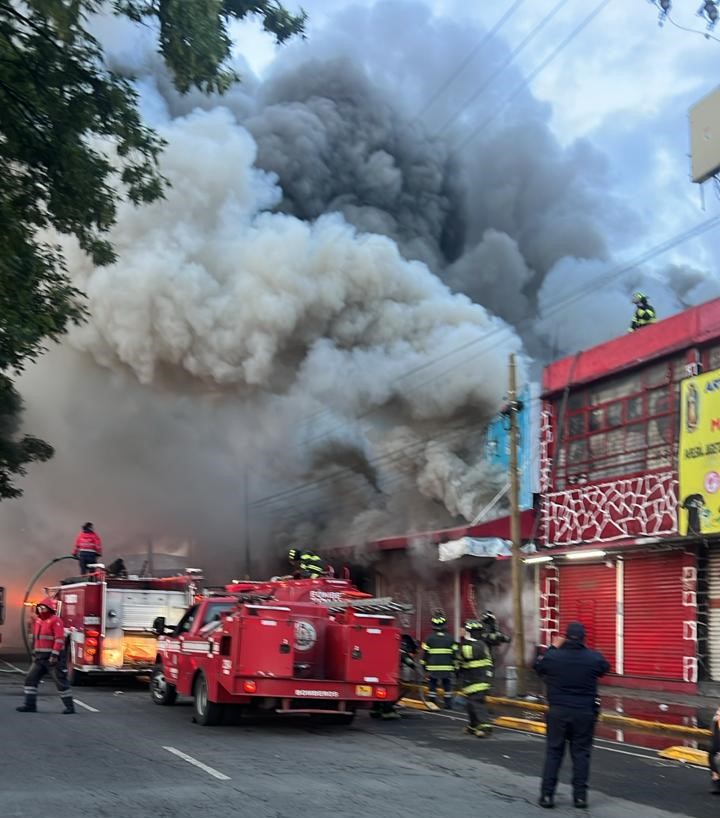 Incendio en local comercial moviliza cuerpos de emergencia en Toluca (Video)