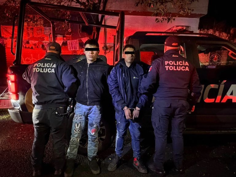 Policías de Toluca frustran robo a casa habitación y aseguran vehículo robado