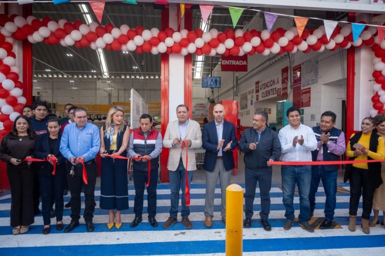 Alcalde de Toluca inaugura y entrega licencia de funcionamiento al Zorro Abarrotero Capultitlán