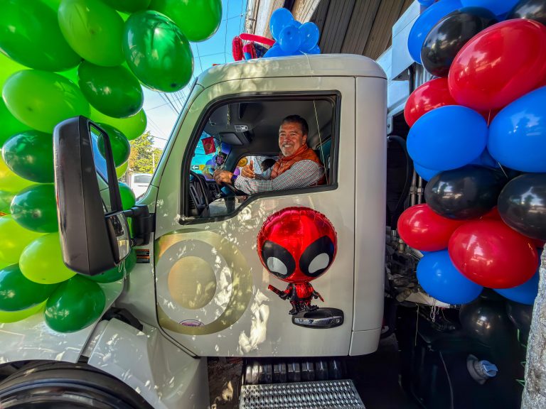 Caravana de Residuos Sólidos en Toluca reparte miles de regalos y sonrisas por el Día de la Niña y el Niño