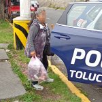 Mujer de la tercera edad es sorprendida tirando basura en vía pública de Toluca