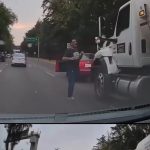 Hombre sin una pierna confronta a conductor de pipa en Naucalpan. Video