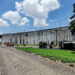 Volcadura de tractocamión obliga a desplegar operativo de emergencia en la zona de Tres Caminos, en Toluca
