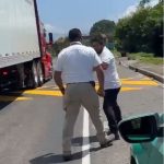 Agente del INM golpea a conductor en Chiapas y termina destituido; video desata indignación