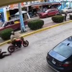 Motociclista de Ecatepec hace un ‘caballito’ con una mujer y un bebé sin casco a bordo: VIDEO
