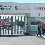 Adultos mayores protestan en Metepec por presunta reducción de servicios en clínica del IMSS-Bienestar
