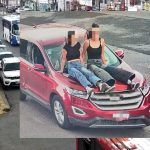 Interceptan camioneta en Metepec tras detectar a dos jóvenes viajando sobre el cofre