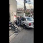 Conductor persigue y atropella a dos jóvenes que acababan de asaltarlo. ¿Legítima defensa, o exceso? VIDEO