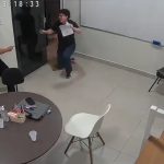 Adolescente apuñala nueve veces a su profesor durante clase de refuerzo