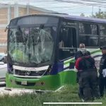 Choque de autobús contra camión de carga deja varios lesionados en Paseo Tollocan