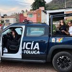 Polémica por fotografías de patrulla de Toluca con mujeres y bebidas