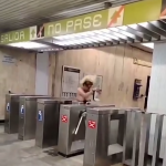 Aclara STC Metro que video de mujer golpeándose en torniquete no es reciente