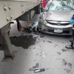Conductor herido embiste motocicleta durante presunto asalto; un hombre muere. VIDEO
