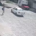 Vehículo cae en enorme socavón. VIDEO