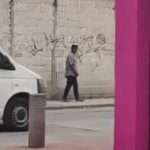 Sujeto armado sigue y amenaza a jóvenes con un bebé en Toluca