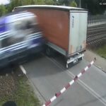 Camión queda atrapado en las vías y un tren de pasajeros termina impactándolo en Polonia