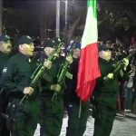 Escolta policial ‘se pierde’ durante honores a la bandera en festejos del Grito de Independencia. VIDEO