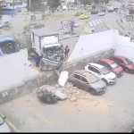 Camión sin frenos provoca aparatoso choque y derriba un muro en Ecuador. VIDEO