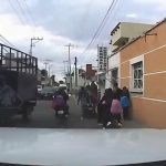 Mujer choca en motoneta con sus tres hijos sin casco en Puebla